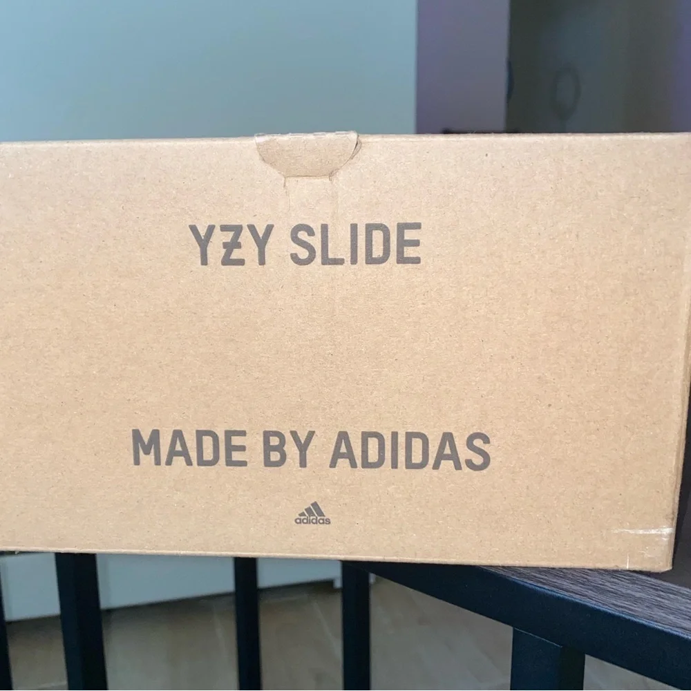 YEEZY Slides in “pure”  US Men 10 - Picture 3 of 5